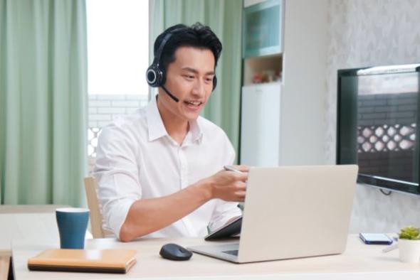 A man providing remote support to a customer with Splashtop, the best TeamViewer alternative