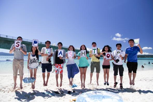 Splashtop employees holding letters to spell  Splashtop at the beach